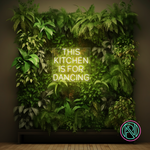 LED-neonskilt med tekst "THIS KITCHEN IS FOR DANCING" i lysegrønt lys