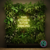 LED-neonskilt med tekst "THIS KITCHEN IS FOR DANCING" i lysegrønt lys
