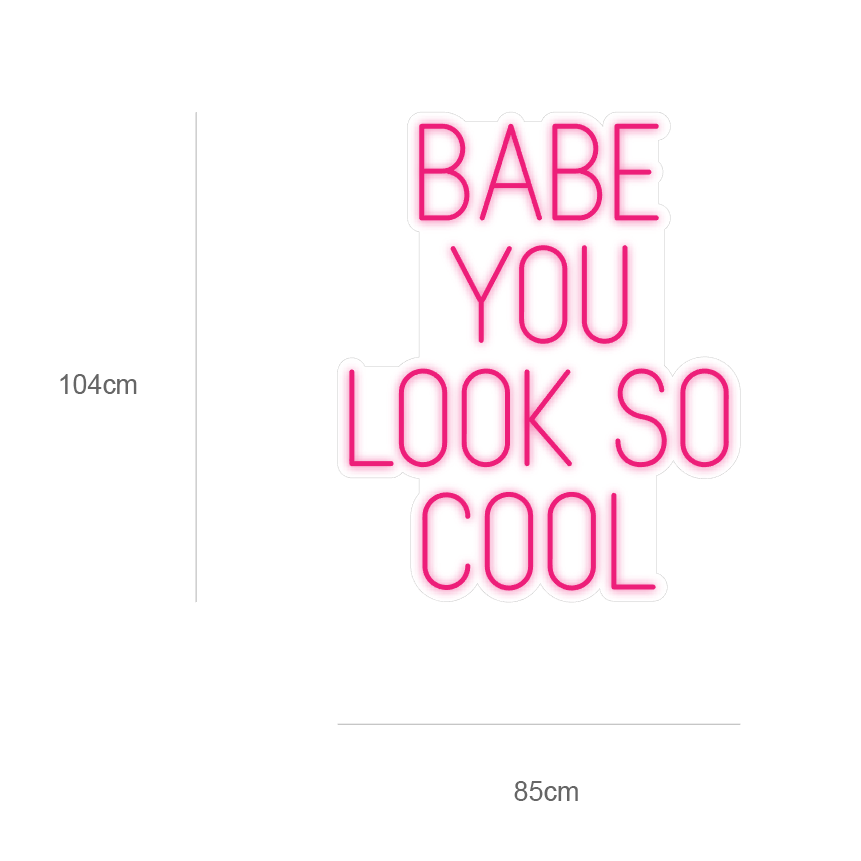 Skap et kult og imponerende uttrykk i ditt rom med led neonskiltet 'babe you look so cool'. Velg en farge som matcher din stil og personlighet, og gi interiøret et unikt preg.