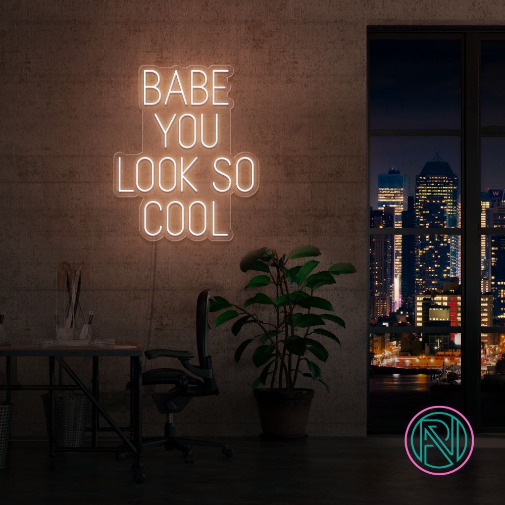 Skap et kult og imponerende uttrykk i ditt rom med led neonskiltet 'babe you look so cool'. Velg en farge som matcher din stil og personlighet, og gi interiøret et unikt preg.