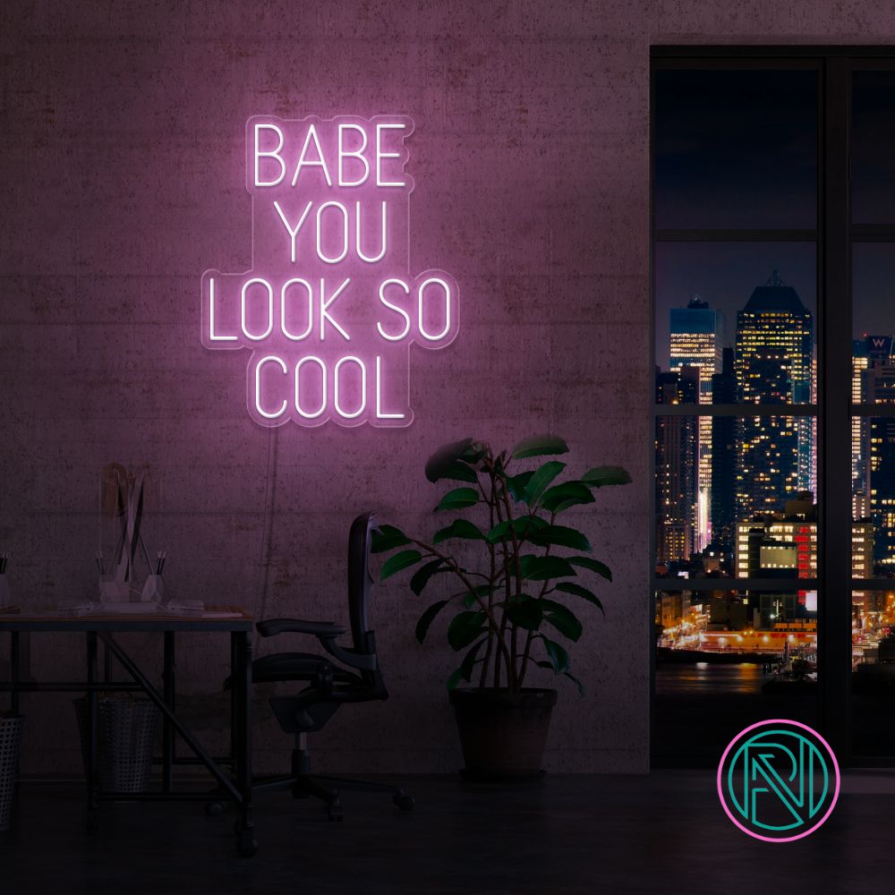 Skap et kult og imponerende uttrykk i ditt rom med led neonskiltet 'babe you look so cool'. Velg en farge som matcher din stil og personlighet, og gi interiøret et unikt preg.