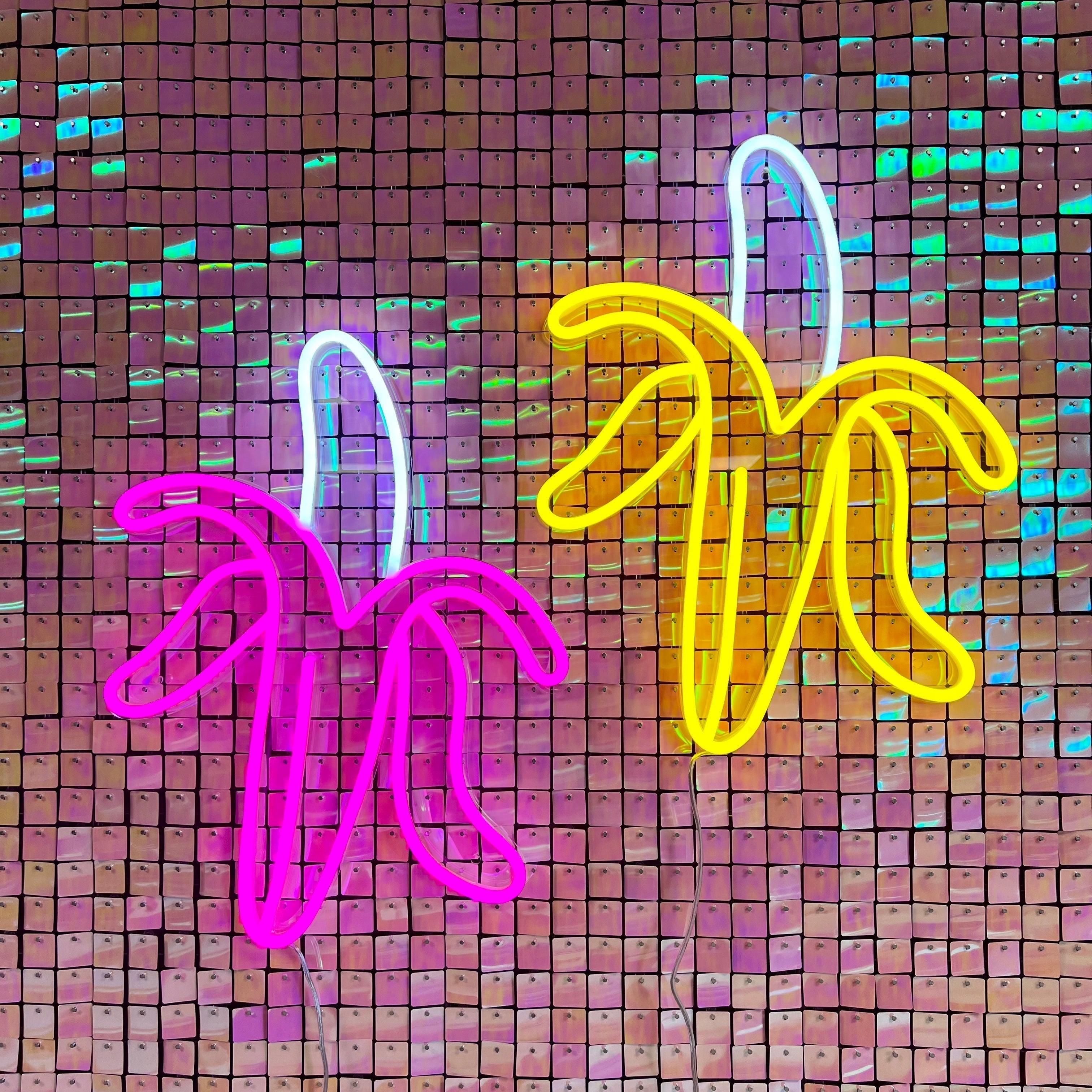 Gi et friskt pust til ditt rom med 'banan' led neonskilt i en fantastisk sitronfarge. Dette lekne neonskiltet kombinerer stil med humor og lyser opp ethvert rom med sin varme glød. En stilfull dekorasjon som garantert vil tiltrekke oppmerksomhet.