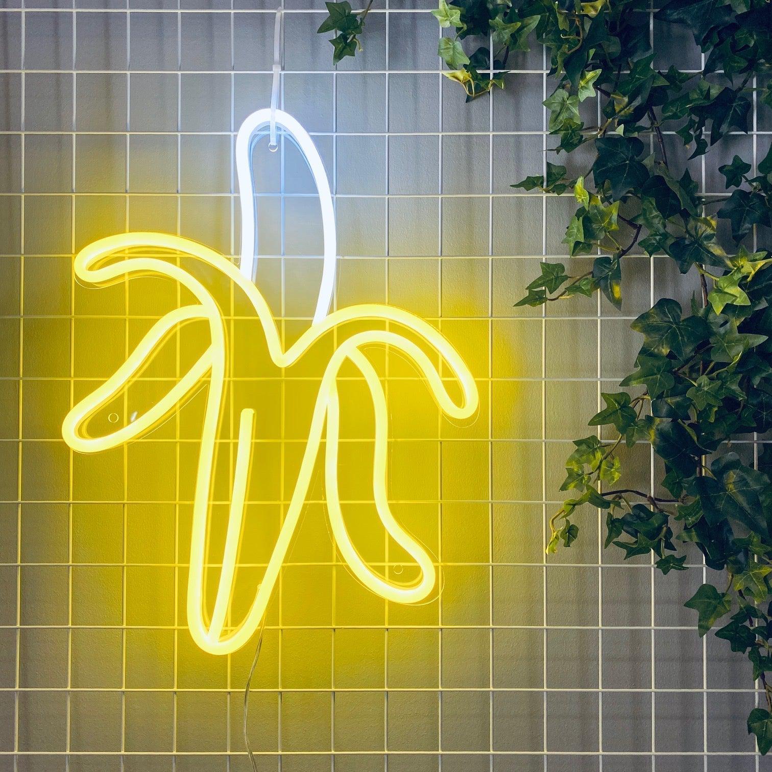 Gi et friskt pust til ditt rom med 'banan' led neonskilt i en fantastisk sitronfarge. Dette lekne neonskiltet kombinerer stil med humor og lyser opp ethvert rom med sin varme glød. En stilfull dekorasjon som garantert vil tiltrekke oppmerksomhet.