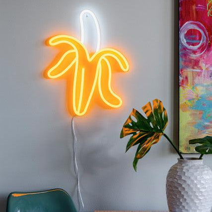 Gjør et fruktig innslag i rommet med vårt 'banan' led neonskilt i strålende gullgult. Perfekt for å tilføre et moderne og lekent preg, dette neonskiltet er ideelt for bedrifter eller som en stilfull detalj i hjemmet.
