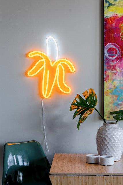 Gjør et fruktig innslag i rommet med vårt 'banan' led neonskilt i strålende gullgult. Perfekt for å tilføre et moderne og lekent preg, dette neonskiltet er ideelt for bedrifter eller som en stilfull detalj i hjemmet.