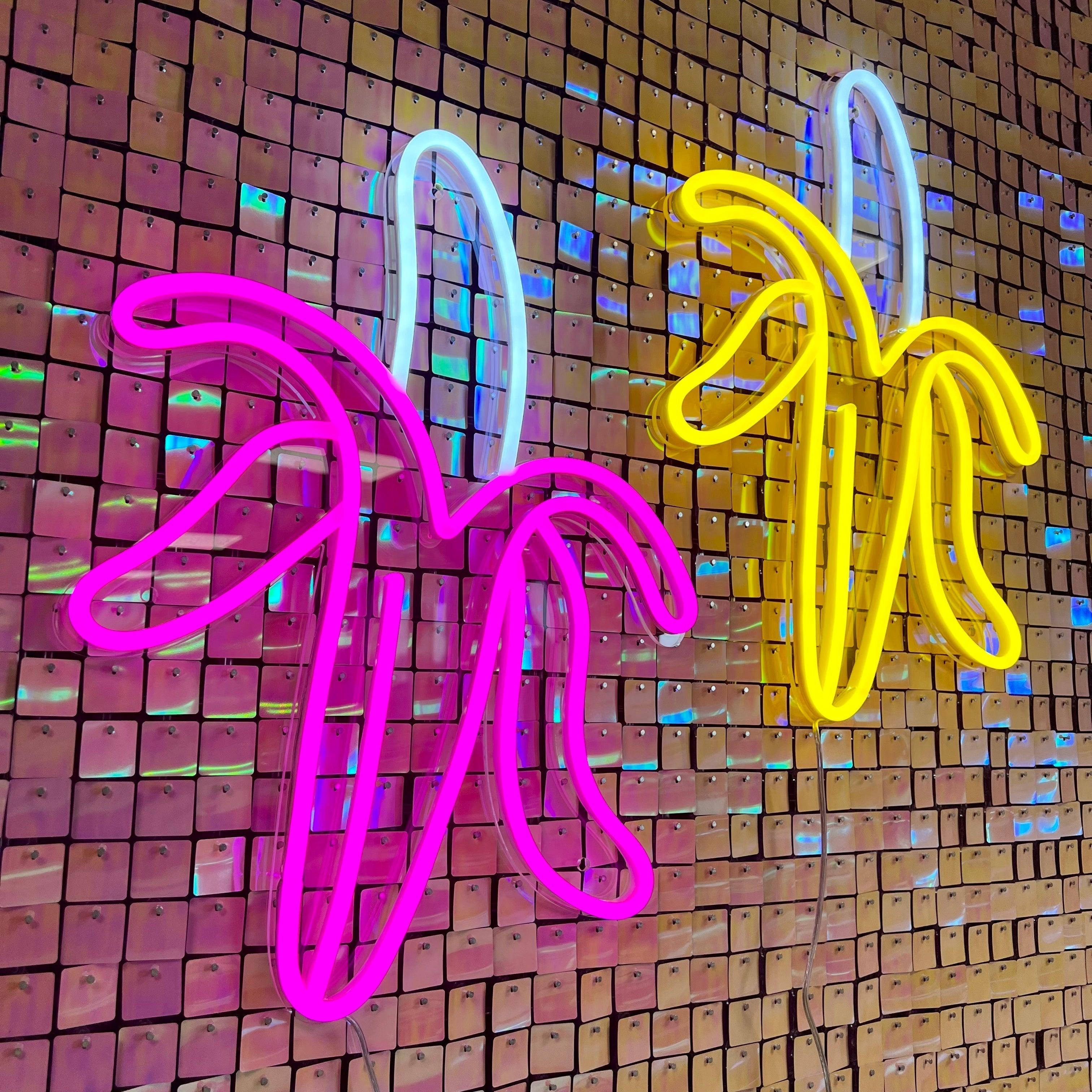 Gi et friskt pust til ditt rom med 'banan' led neonskilt i hot pink. Dette lekne neonskiltet kombinerer stil med humor og lyser opp ethvert rom med sin varme glød. En stilfull dekorasjon som garantert vil tiltrekke oppmerksomhet.