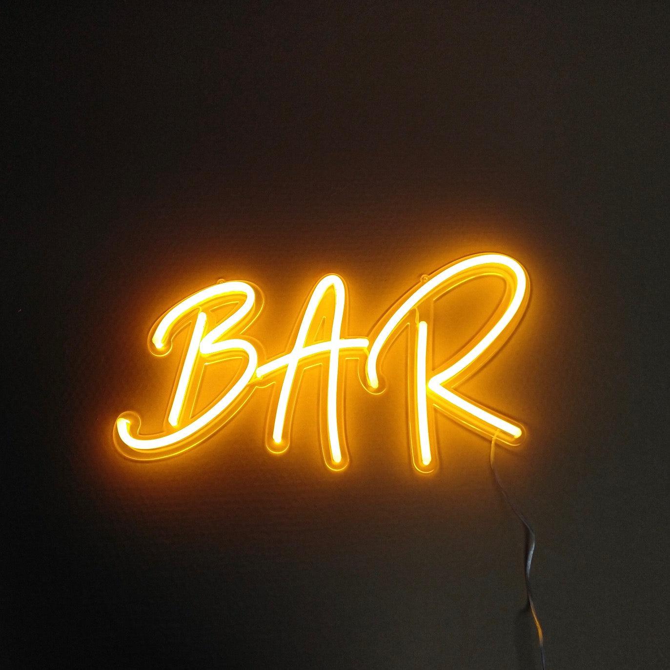 Skap en levende atmosfære med vårt 'bar' led neonskilt, som er perfekt for enhver cocktailbar eller samlingspunkt. Dette skiltet kombinerer strålende farger og moderne design for å belyse og forvandle ethvert innendørs miljø til et stilig og innbydende rom.