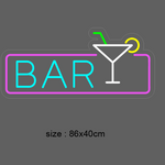 Skap en livlig stemning med vårt 'bar' led neonskilt, designet for å gi hver cocktailbar en eksklusiv aura. Levende farger og et moderne preg sørger for at ditt lokale skiller seg ut, og inviterer til en trendy og varm velkomst for dine gjester.