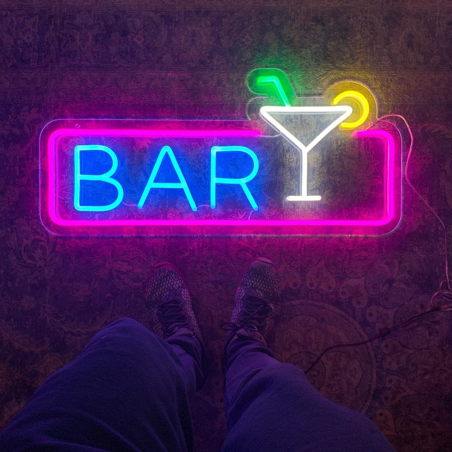 Skap en livlig stemning med vårt 'bar' led neonskilt, designet for å gi hver cocktailbar en eksklusiv aura. Levende farger og et moderne preg sørger for at ditt lokale skiller seg ut, og inviterer til en trendy og varm velkomst for dine gjester.
