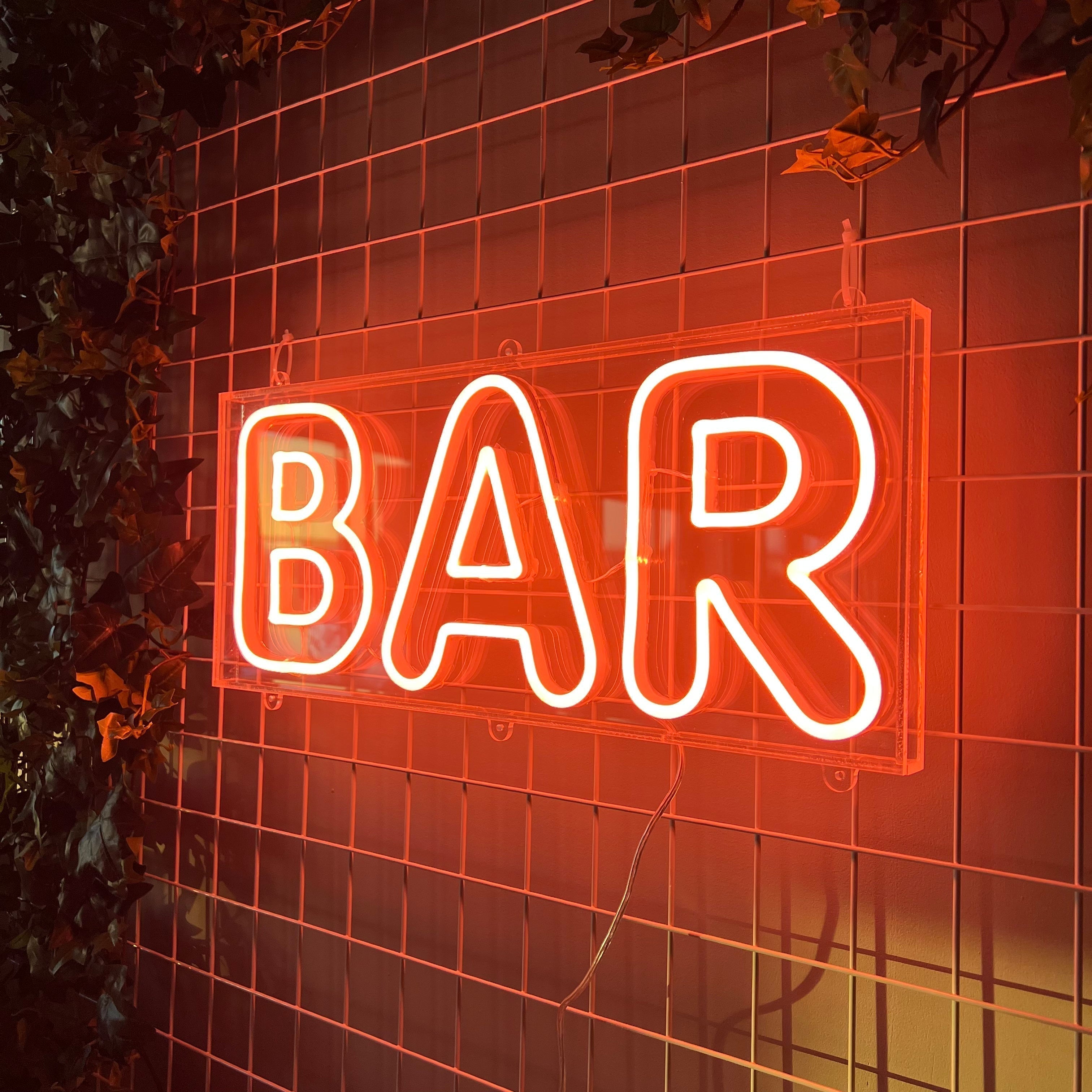 Skap en levende og trendy atmosfære med vårt 'bar' led-neonskilt, ideelt for innendørs og utendørs bruk takket være sin vanntette design. Lys opp din bar med et skilt som kombinerer moderne estetikk med praktisk funksjonalitet.