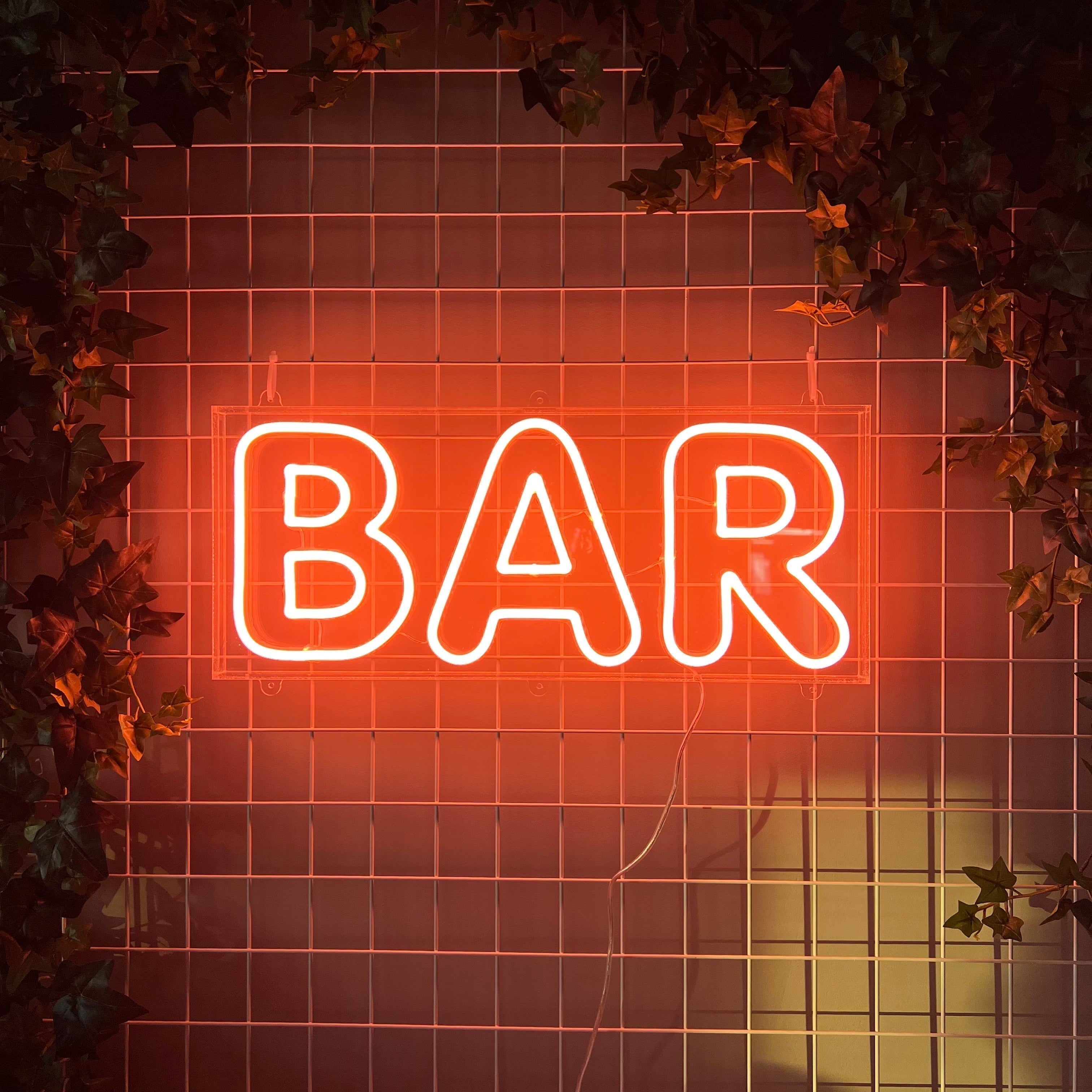 Skap en levende og trendy atmosfære med vårt 'bar' led-neonskilt, ideelt for innendørs og utendørs bruk takket være sin vanntette design. Lys opp din bar med et skilt som kombinerer moderne estetikk med praktisk funksjonalitet.