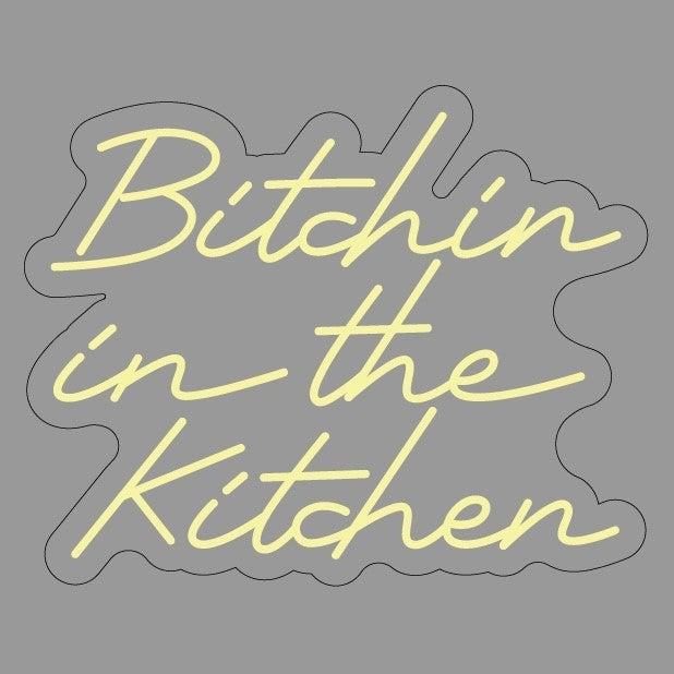 Gi kjøkkenet ditt en attitude med 'bitchin in the kitchen' led neonskilt. Perfekt for å tilføre personlighet og stil, dette neonskiltet er ideelt for de som ønsker å sette et unikt preg i hjemmet eller på en restaurant.