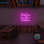 Gi kjøkkenet ditt en attitude med 'bitchin in the kitchen' led neonskilt. Perfekt for å tilføre personlighet og stil, dette neonskiltet er ideelt for de som ønsker å sette et unikt preg i hjemmet eller på en restaurant.