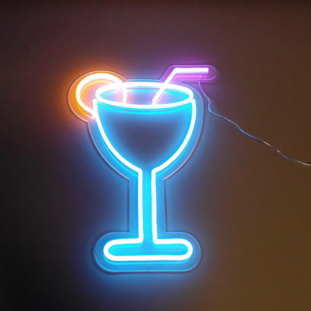 Skap en livlig stemning med vårt led neonskilt 'cocktails'. Dette stilige skiltet er utformet for å gi en moderne og innbydende følelse til enhver innendørs setting. Med sin isblå, hot pink og gullgule fargekombinasjon, vil dette skiltet garantert fange oppmerksomheten og skape den rette atmosfæren for avslapping og sosialt samvær.