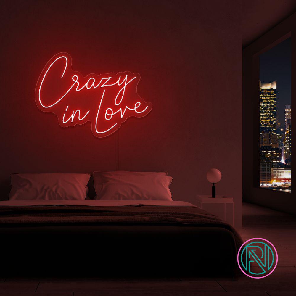 Forelsk deg på nytt med vårt 'crazy in love' led neonskilt. Perfekt for å sette en romantisk stemning, enten det er i hjemmet eller på arrangementer. Skap en herlig atmosfære og uttrykk din kjærlighet med lys i din valgte farge.