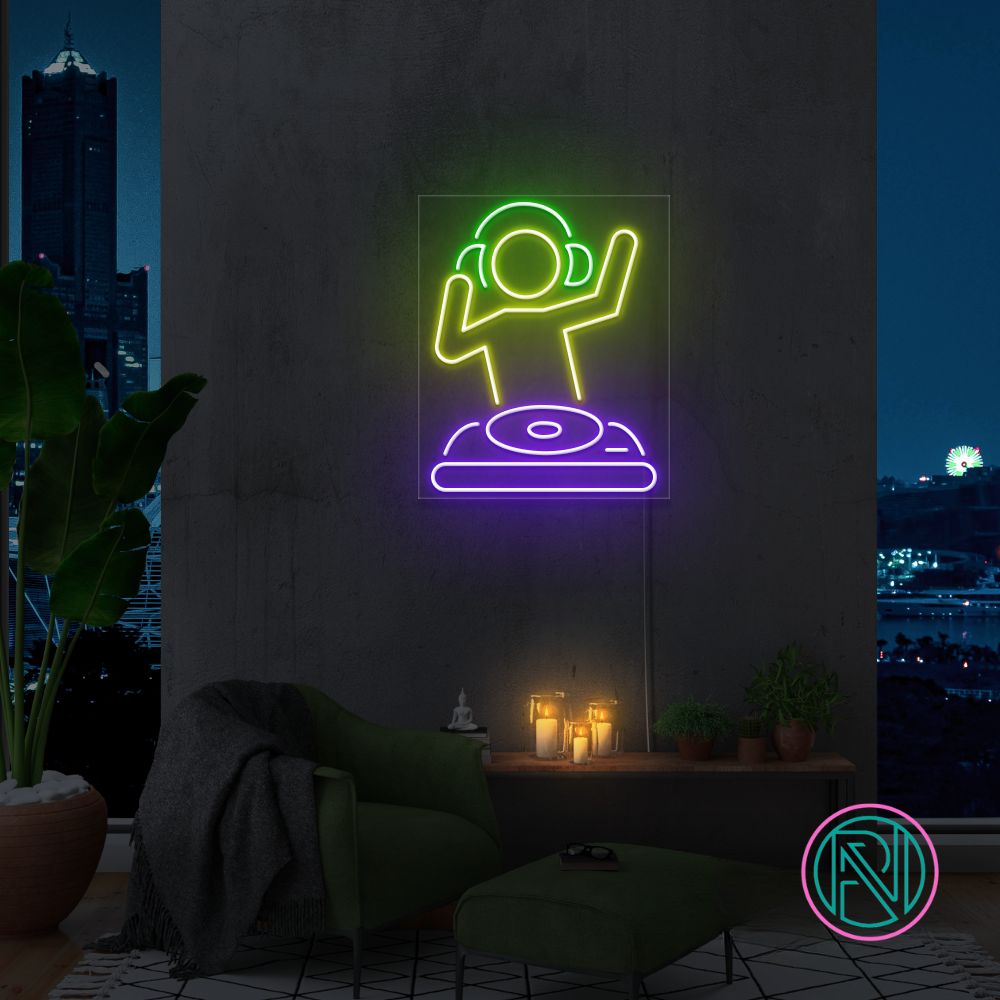 Sett stemningen som en proff med vårt 'dj' led neonskilt. Designet for å fange øyet, er dette skiltet ideelt for dj-båser og musikkarenaer, og lyser opp med en blanding av gyllengul, livlig lilla og klargrønn for å skape den perfekte viben.