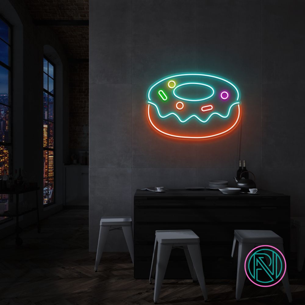 Lys opp ditt rom med et lekent 'donut' led neonskilt. Perfekt for kafeer, bakerier eller som en morsom detalj i hjemmet. Dette neonskiltet kommer i en rekke livlige farger som vil tilføre et friskt og fargerikt preg til enhver innredning og skape en smakfull og innbydende atmosfære.