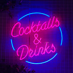 Skap en livlig stemning med 'cocktails &amp; drinks' led neonskilt. Dette skiltet er ideelt for barer og nattklubber, og tilbyr en sjarmerende belysning med sine mørkrosa og mørkeblå farger. Skap en perfekt atmosfære for sosiale sammenkomster eller som et blikkfang i et hvilket som helst lokale.