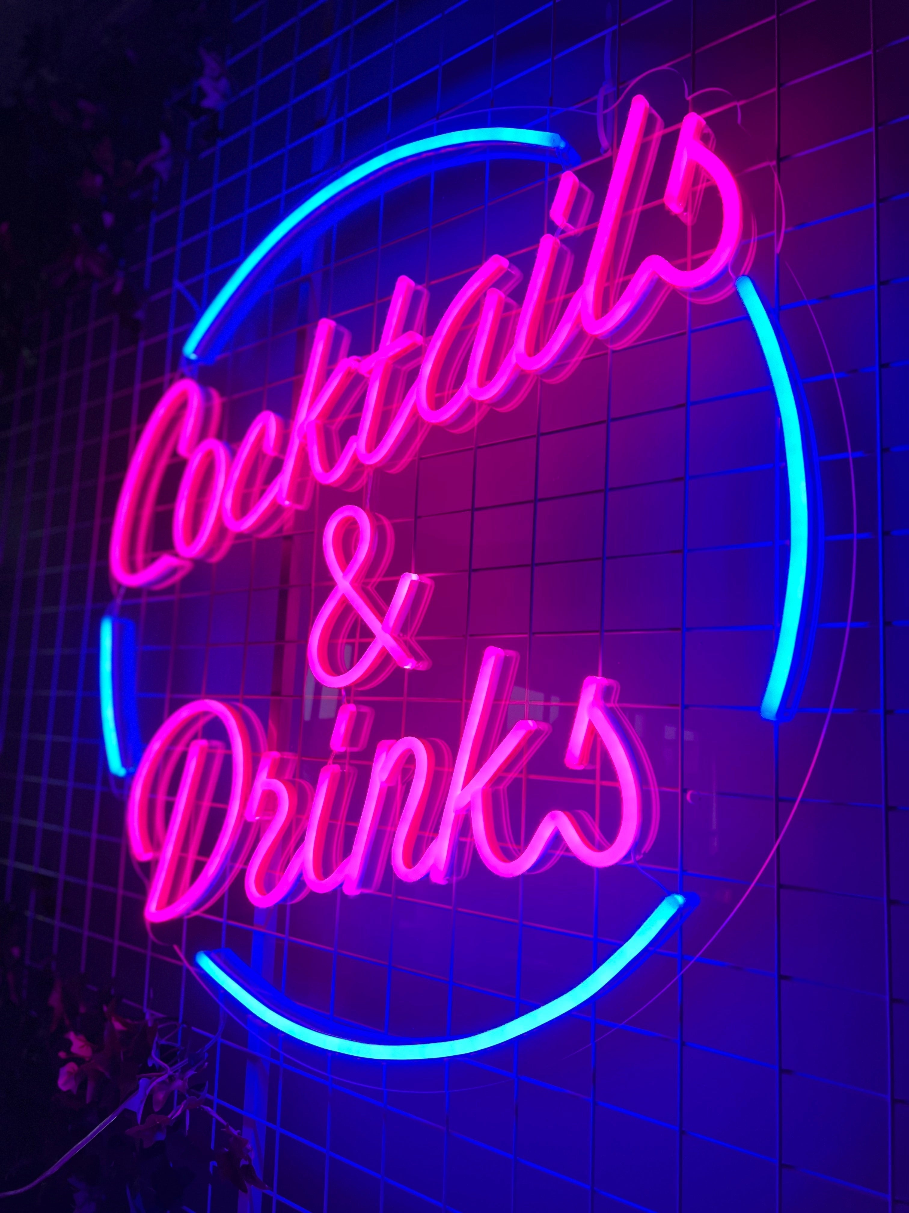 Skap en livlig stemning med 'cocktails &amp; drinks' led neonskilt. Dette skiltet er ideelt for barer og nattklubber, og tilbyr en sjarmerende belysning med sine mørkrosa og mørkeblå farger. Skap en perfekt atmosfære for sosiale sammenkomster eller som et blikkfang i et hvilket som helst lokale.