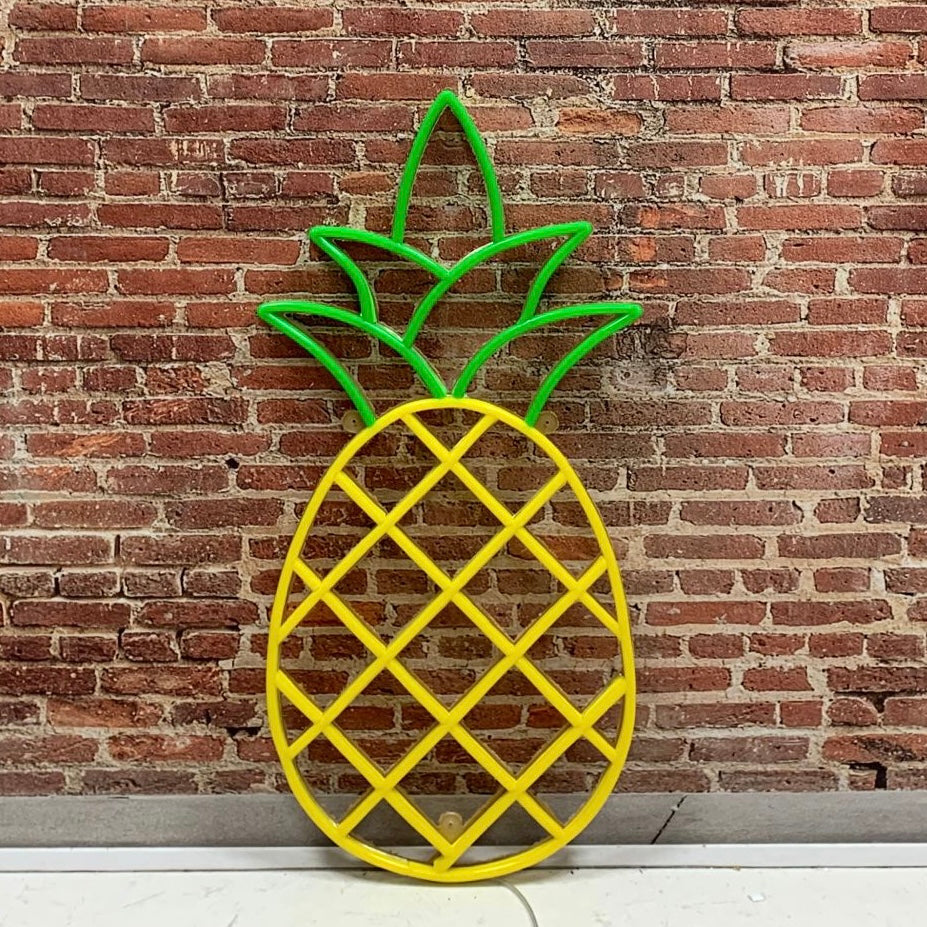 Skap en tropisk stemning med vårt 'ananas' led neonskilt. Dette stilige skiltet kombinerer et moderne design med en koselig følelse, og er perfekt for å lyse opp hjemmet eller kontoret med en varm glød.