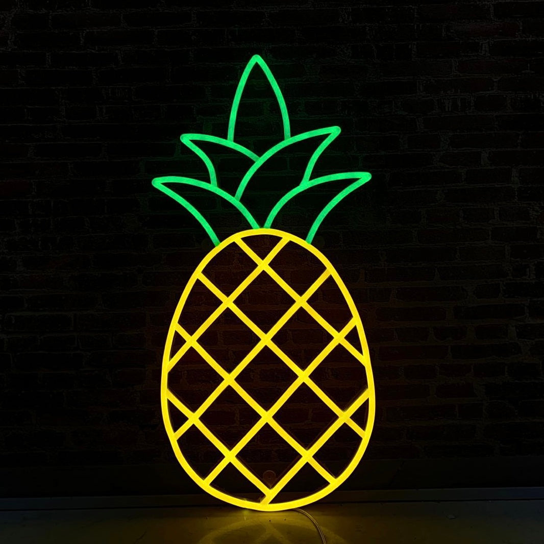 Skap en tropisk stemning med vårt 'ananas' led neonskilt. Dette stilige skiltet kombinerer et moderne design med en koselig følelse, og er perfekt for å lyse opp hjemmet eller kontoret med en varm glød.
