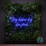 Sett et personlig preg på omgivelsene med vårt 'jag älskar dig din jävel' led neonskilt. Dette moderne og stilige skiltet tilbyr en varm glød og er ideelt for alle som ønsker å uttrykke sine følelser med et snev av humor. Tilpasset for det norske markedet, er dette et blikkfang som garantert vil vekke oppmerksomhet og sette stemningen i ethvert rom.
